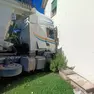 Il camion schiantato contro la casa