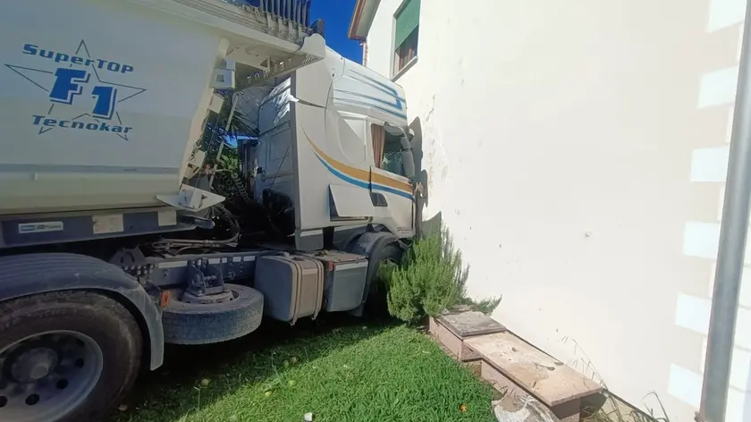 Il camion schiantato contro la casa