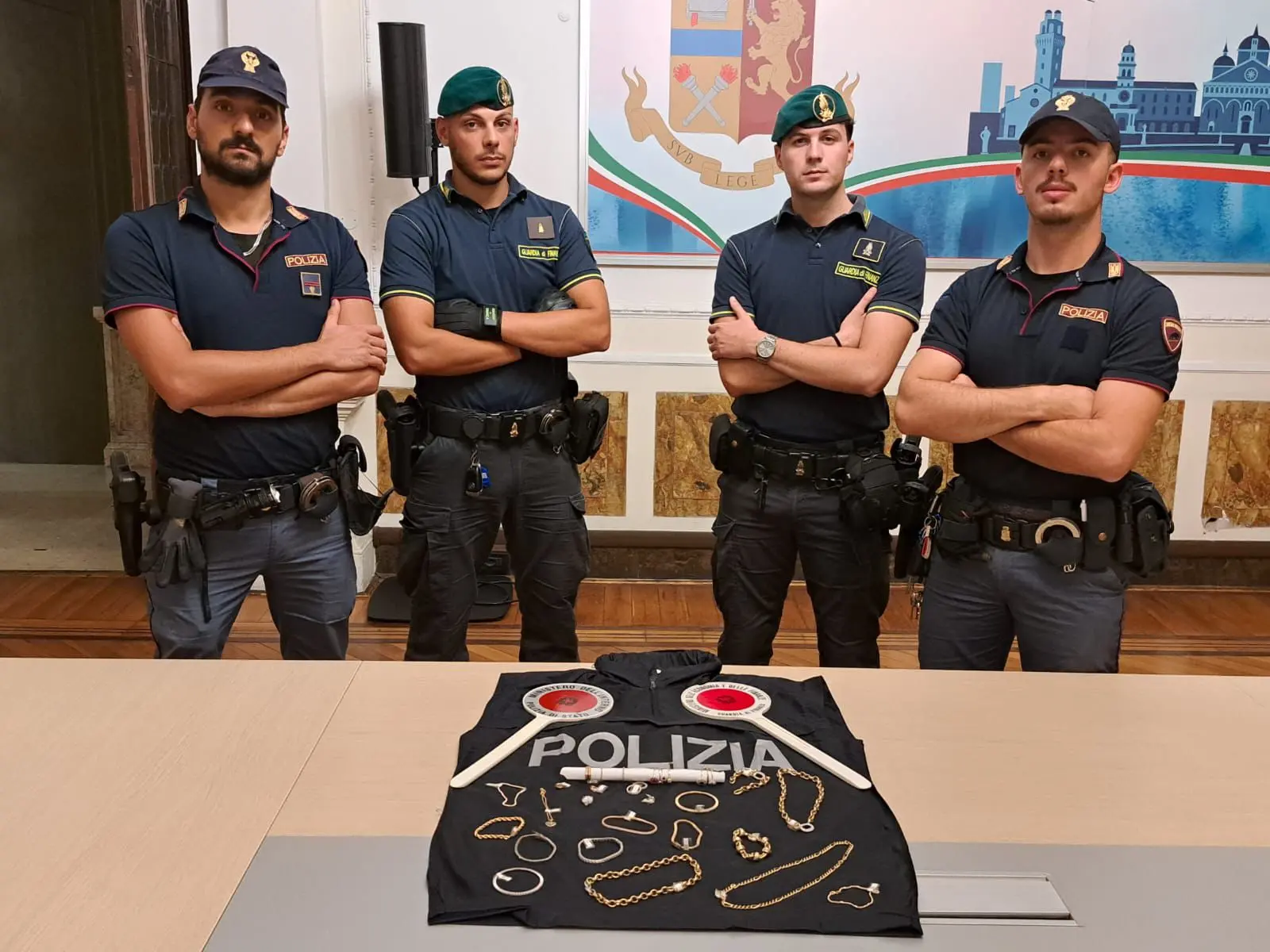 Alcuni dei gioielli rubati