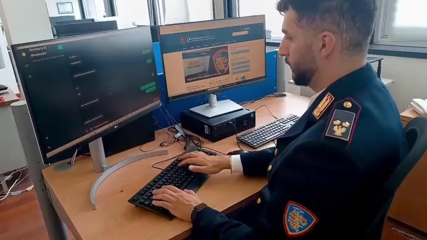 Un agente della polizia postale al lavoro