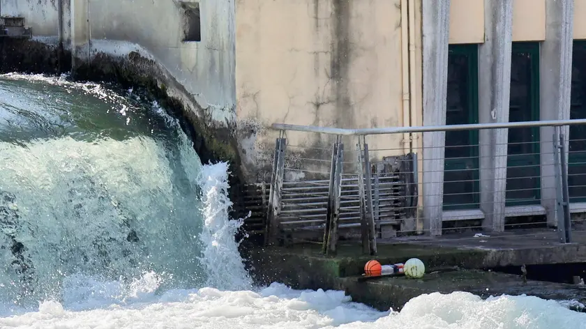 Il punto in cui il giovane è sparito risucchiato dal fiume