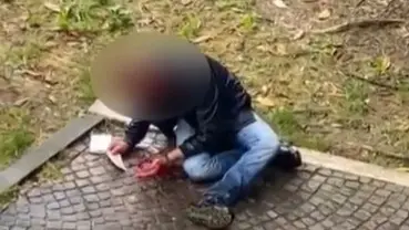 La vittima sanguinante dell’aggressione avvenuta a Mogliano