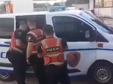 La polizia albanese esegue un arresto (foto d'archivio)