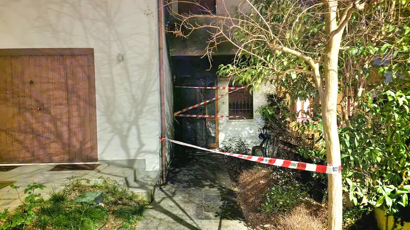 La porta della casa di Vedelago andata in fiamme