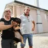 I coniugi Maurizio Furlan e Graziella Carrer con la loro cagnolina Dori, picchiata dai ladri perché abbaiava