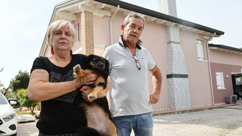 I coniugi Maurizio Furlan e Graziella Carrer con la loro cagnolina Dori, picchiata dai ladri perché abbaiava
