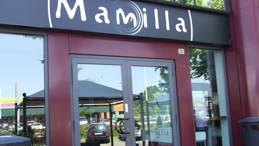 ESTERNO DEL BAR MAMILLA, LUOGO DI RITROVO DELLA GIOVENTU' CONEGLIANESE