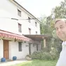 Il presidente di banca Prealpi San Biagio Carlo Antiga di fronte ad una delle abitazioni colpite dai ladri