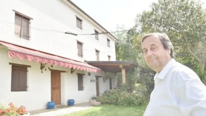 Il presidente di banca Prealpi San Biagio Carlo Antiga di fronte ad una delle abitazioni colpite dai ladri