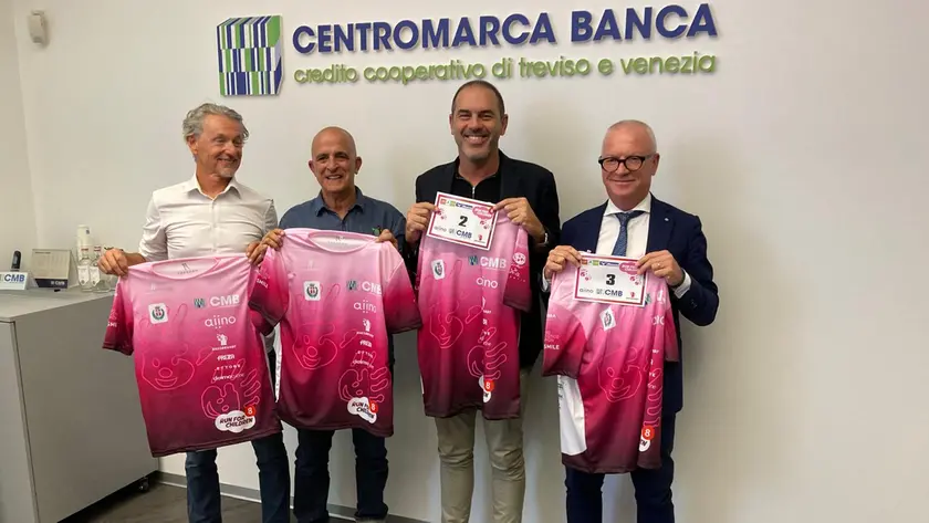 La presentazione delle maglie e dei pettorali della Run for Children