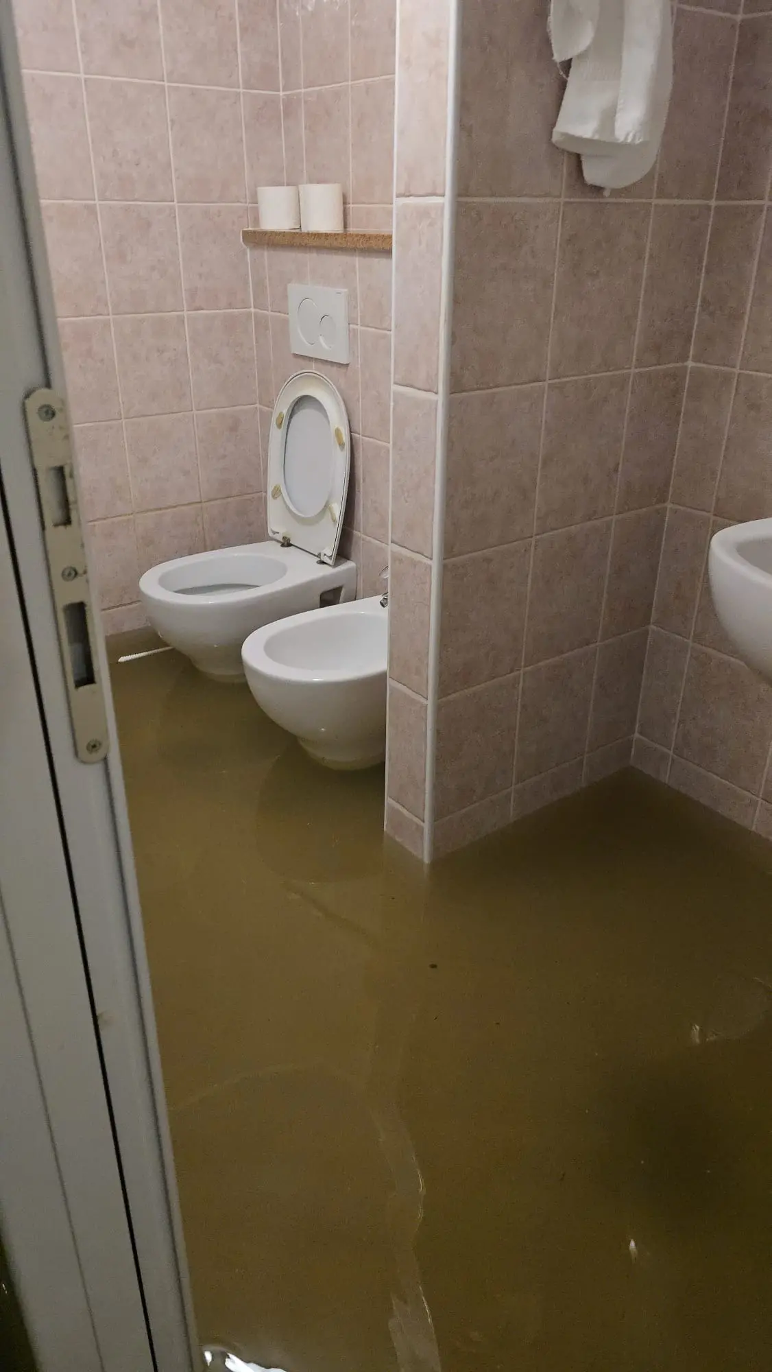 Le piogge intense delle prime ore del mattino hanno colpito duramente la costa friulana, in particolare la zona di Lignano Riviera. La situazione più critica si è registrata lungo via Casablanca, dove l’acqua ha invaso la carreggiata creando notevoli disagi alla circolazione. Tra le strutture coinvolte c’è anche l’Hotel Arizona, sommerso dall’acqua come documentano le immagini giunte in redazione. L’ondata di maltempo, che interessa tutta la regione sotto allerta arancione, non ha risparmiato nemmeno Bibione, dove si segnalano allagamenti e danni a esercizi e abitazioni private.