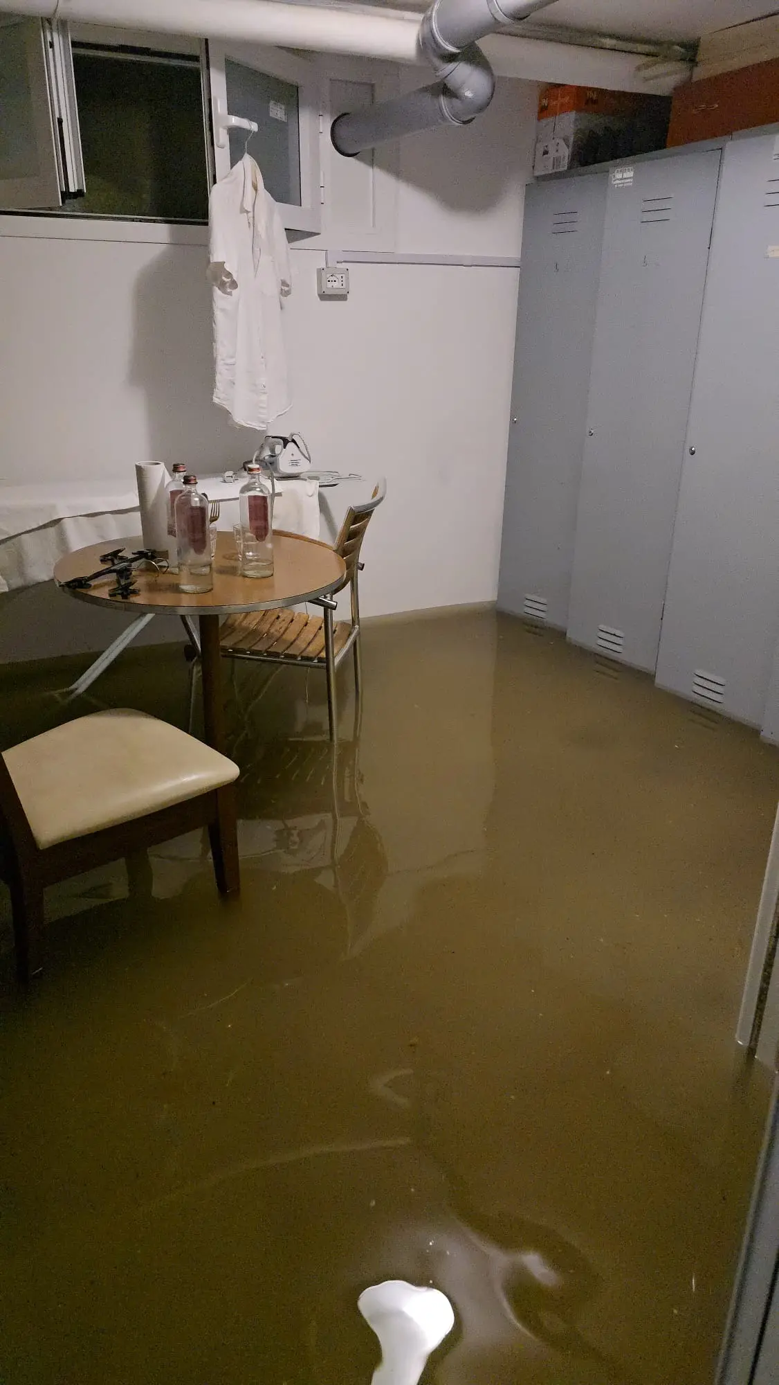 Le piogge intense delle prime ore del mattino hanno colpito duramente la costa friulana, in particolare la zona di Lignano Riviera. La situazione più critica si è registrata lungo via Casablanca, dove l’acqua ha invaso la carreggiata creando notevoli disagi alla circolazione. Tra le strutture coinvolte c’è anche l’Hotel Arizona, sommerso dall’acqua come documentano le immagini giunte in redazione. L’ondata di maltempo, che interessa tutta la regione sotto allerta arancione, non ha risparmiato nemmeno Bibione, dove si segnalano allagamenti e danni a esercizi e abitazioni private.