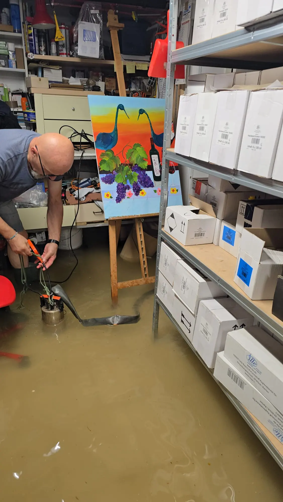 Le piogge intense delle prime ore del mattino hanno colpito duramente la costa friulana, in particolare la zona di Lignano Riviera. La situazione più critica si è registrata lungo via Casablanca, dove l’acqua ha invaso la carreggiata creando notevoli disagi alla circolazione. Tra le strutture coinvolte c’è anche l’Hotel Arizona, sommerso dall’acqua come documentano le immagini giunte in redazione. L’ondata di maltempo, che interessa tutta la regione sotto allerta arancione, non ha risparmiato nemmeno Bibione, dove si segnalano allagamenti e danni a esercizi e abitazioni private.