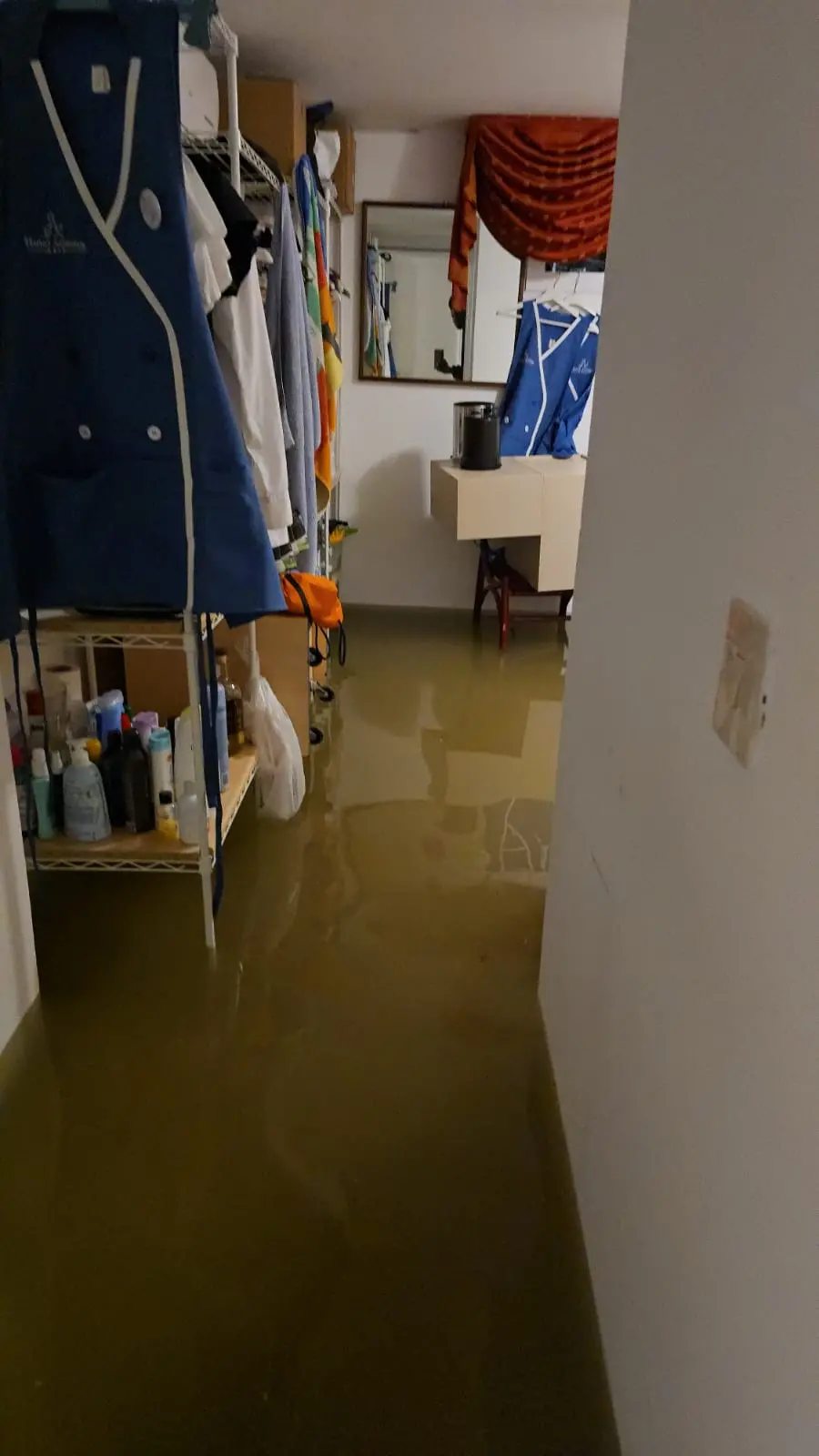 Le piogge intense delle prime ore del mattino hanno colpito duramente la costa friulana, in particolare la zona di Lignano Riviera. La situazione più critica si è registrata lungo via Casablanca, dove l’acqua ha invaso la carreggiata creando notevoli disagi alla circolazione. Tra le strutture coinvolte c’è anche l’Hotel Arizona, sommerso dall’acqua come documentano le immagini giunte in redazione. L’ondata di maltempo, che interessa tutta la regione sotto allerta arancione, non ha risparmiato nemmeno Bibione, dove si segnalano allagamenti e danni a esercizi e abitazioni private.