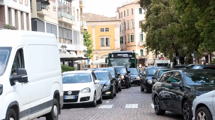 Il caos giovedì in viale Cadorna per la chiusura di Lungosile Mattei (Fotofilm)