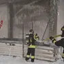 I vigili del fuoco mentre spengono l'incendio all'ex consorzio agrario
