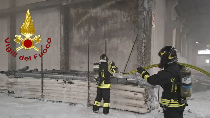 I vigili del fuoco mentre spengono l'incendio all'ex consorzio agrario