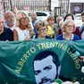 Una manifestazione per la liberazione di Trentini con la mamma Armanda (al centro), don Ciotti e i genitori di Giulio Regeni