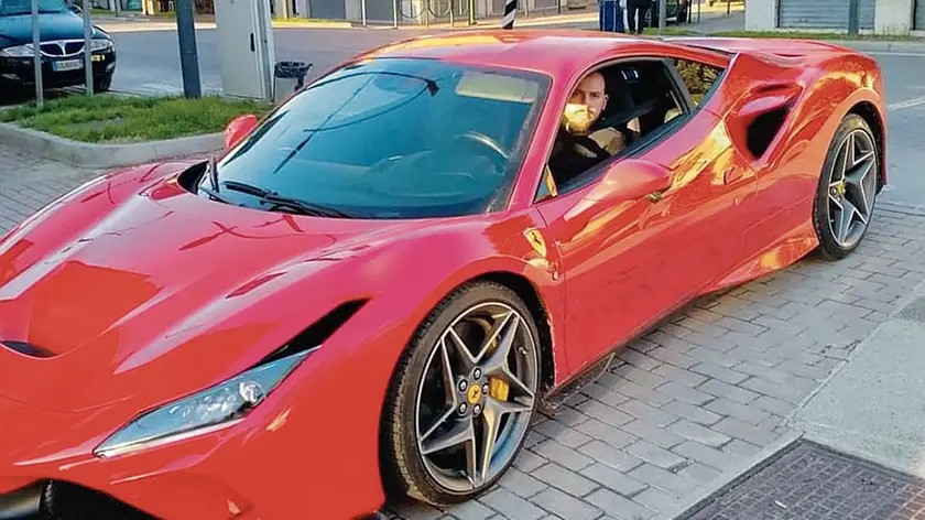 Tommaso Giuliano alla guida della sua auto. L’udienza preliminare in tribunale per il caso Green Project è stata fissata per l’inizio del 2026