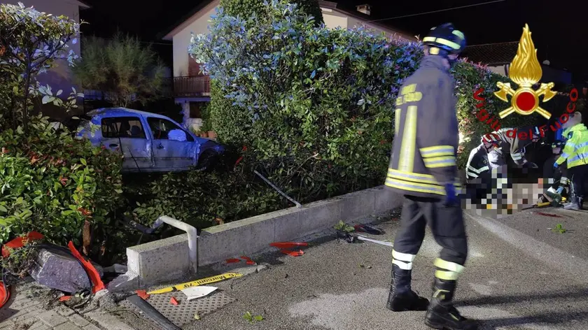 L'auto finita nel giardino ad Albaredo