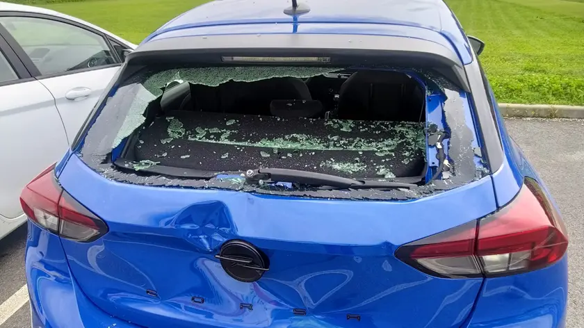 L'Opel Corsa contro cui si è schiantato il parapendista tedesco