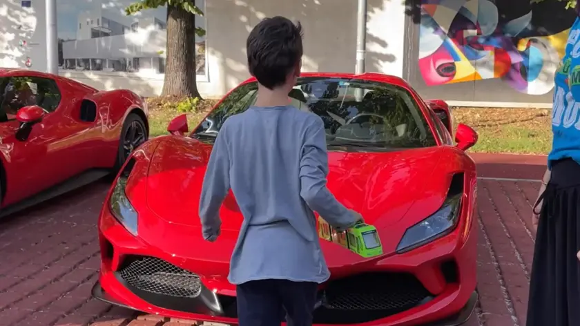 Il bambino festeggiato dal Ferrari Club