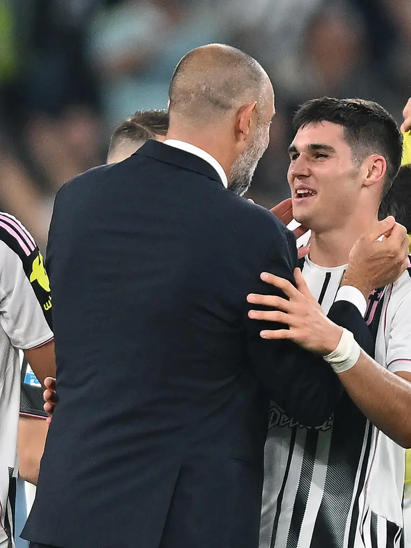 L'allenatore della Juventus Igor Tudor e Vasilije Azdic, autore del gol del 4-3 che ha suggellato la vittoria della Vecchia Signora contro l'Inter