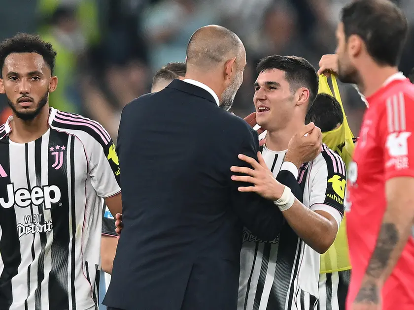L'allenatore della Juventus Igor Tudor e Vasilije Azdic, autore del gol del 4-3 che ha suggellato la vittoria della Vecchia Signora contro l'Inter