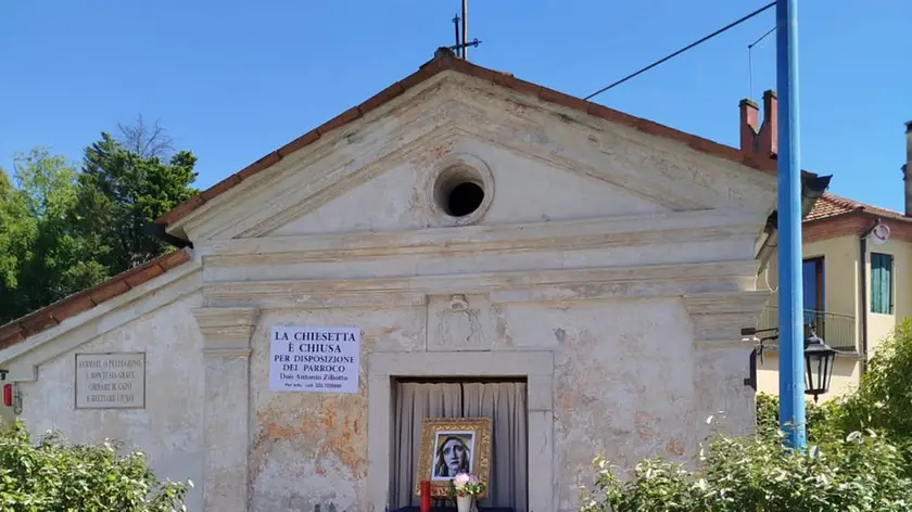 La chiesetta nel mirino del vandalo seriale