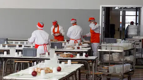 «Fino all’anno scorso la tariffa era uguale per tutti, ora i nostri figli sono penalizzati solo perché non residenti. È una discriminazione»