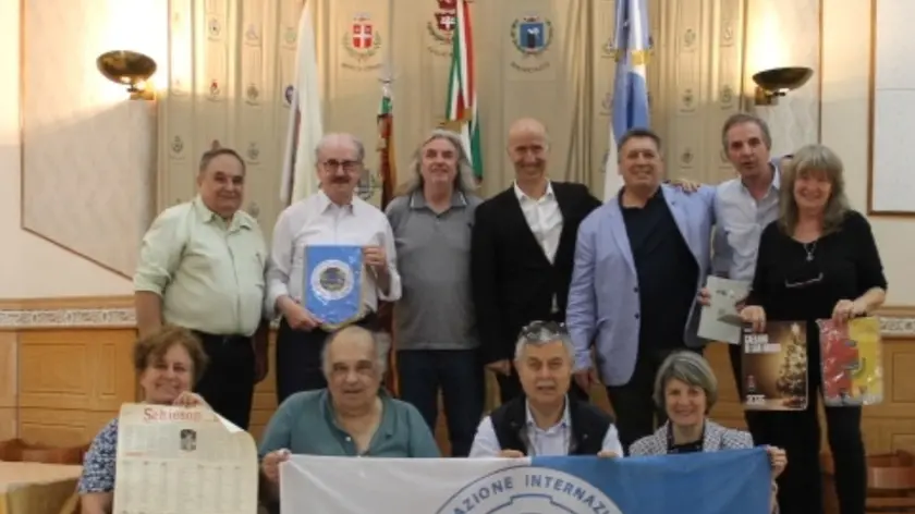 Il presidente dei Trevisani nel Mondo, Franco Conte (secondo in alto a destra), con i compaesani in Argentina