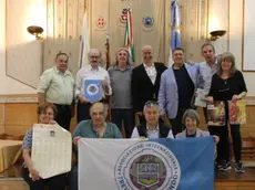 Il presidente dei Trevisani nel Mondo, Franco Conte (secondo in alto a destra), con i compaesani in Argentina