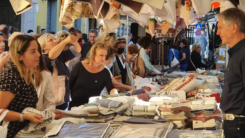 Il mercatino degli ambulanti di Forte dei Marmi
