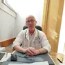 Stefano Semenzin, 71 anni il prossimo ottobre, nel suo studio medico