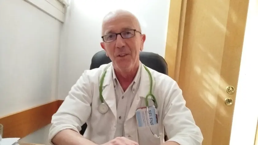 Stefano Semenzin, 71 anni il prossimo ottobre, nel suo studio medico