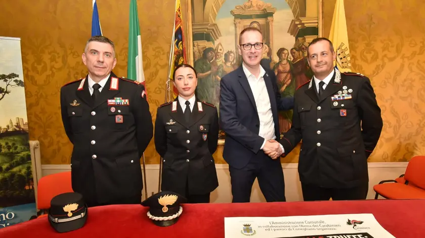 Il maresciallo maggiore Florio, l'allieva carabiniera, il sindaco Chiese e il comandante maggiore Muscatello