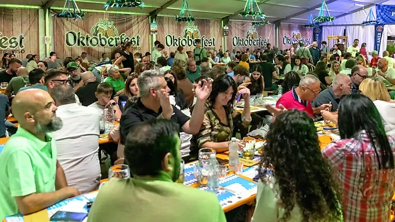 Tutti a tavola allo stand gastronomico dell’Oktoberfest Treviso in Prato della Fiera