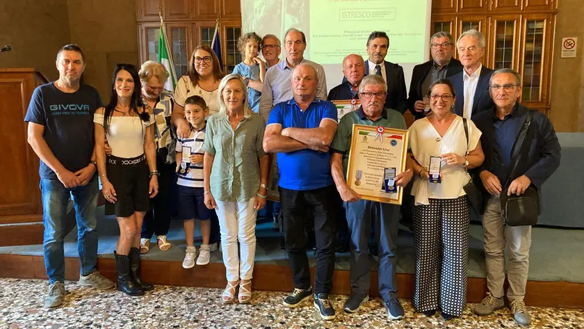 I familiari degli internati militari premiati in Prefettura a Treviso