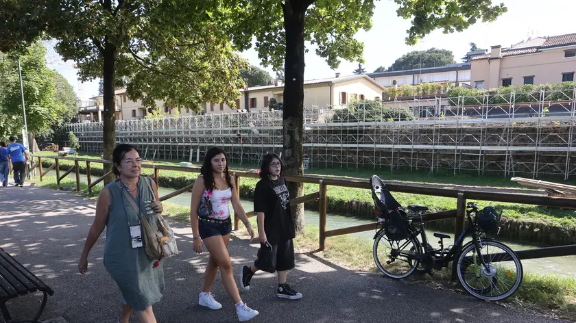 La passeggiata che costeggia la cinta muraria di Treviso in restauro