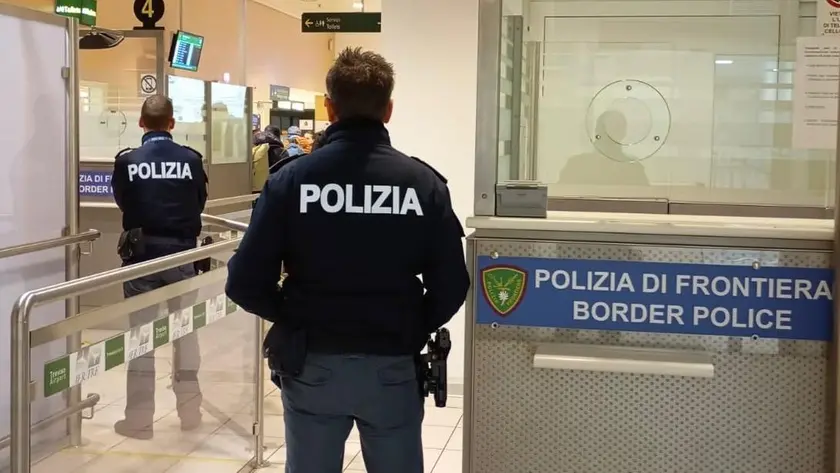 Controlli della polizia di frontiera in aeroporto
