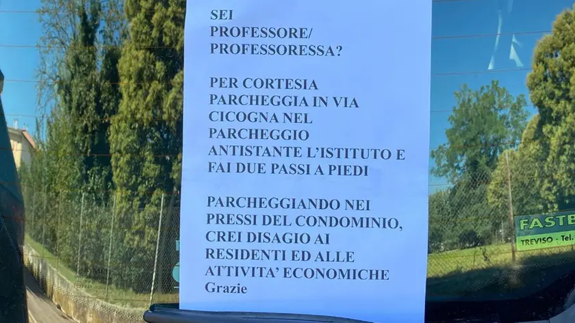 Uno dei volantini apparsi sulle auto dei prof a Ponzano