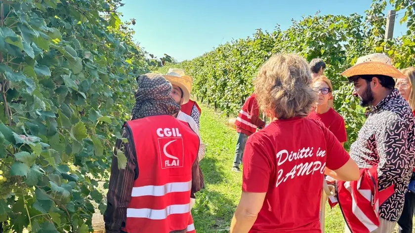 Alcuni lavoratori insieme ai sindacalisti della Flai Cgil Treviso
