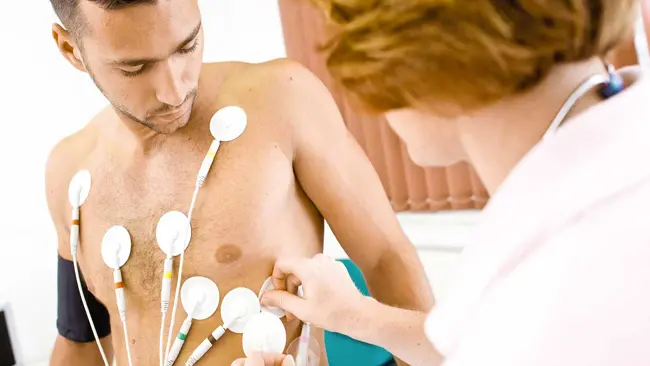 Un controllo cardiologico su un paziente