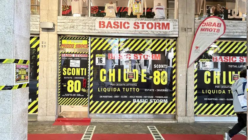 Il Basic Storm in via Roma chiude i battenti