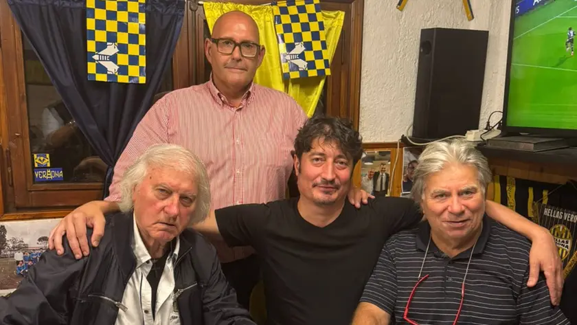 Perissinotto tra Zigoni e Solman, dietro il sindaco Arnaldo Pitton di Meduna
