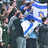 Tifosi israeliani in tribuna allo stadio Friuli durante il match dello scorso anno contro l’Italia (foto Petrussi)