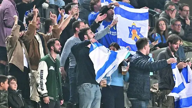 Tifosi israeliani in tribuna allo stadio Friuli durante il match dello scorso anno contro l’Italia (foto Petrussi)