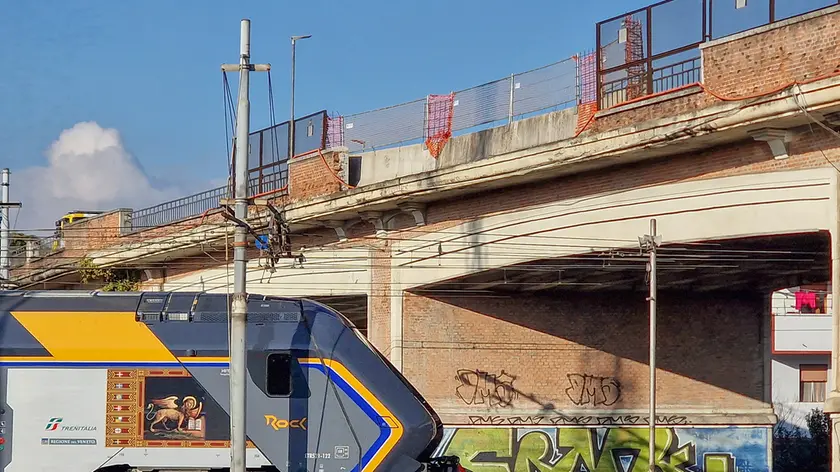 Cavalcavia ferroviario dimezzato dai lavori: protesta a Castelfranco