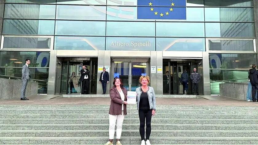 L’audizione a Bruxelles. Franca Pradetto davanti al palazzo Ue con la figlia Lucia Del Fabbro