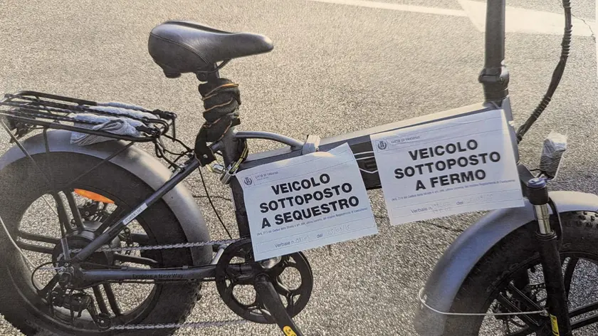 La bici elettrica truccata sequestrata in via Roma a Treviso